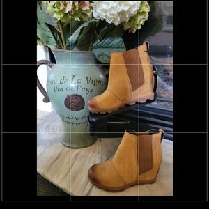 Women Joan of Artic Wedge II Chelsea Bootie NWOT